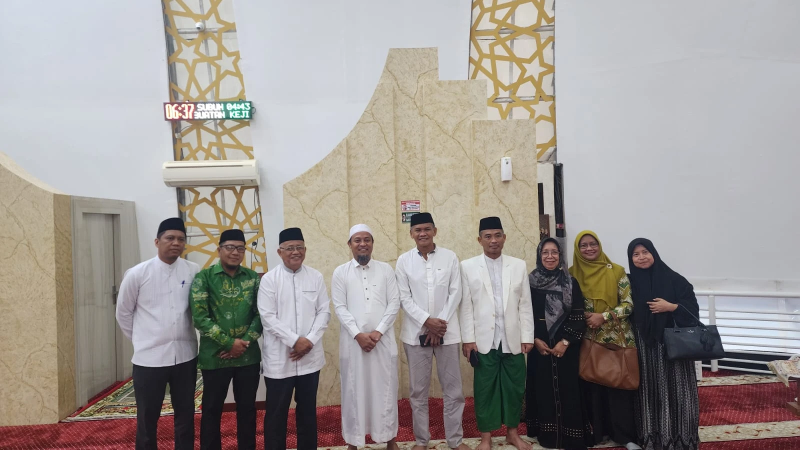 Kepala Seksi PD Pontren Kementerian Agama Kota Makassar Dr. Hasan Pinang bersama para ulama, pengasuh pesantren, orang tua santri, dan tokoh masyarakat berfoto usai menghadiri Tasyakuran dan Wisuda Santri Pesantren MDIA Bontoala di Makassar, Sabtu (23/5/2026), yang menegaskan pentingnya menjaga tradisi kitab kuning sebagai fondasi kebangkitan moral dan intelektual bangsa. (Foto: Dok.Pribadi).